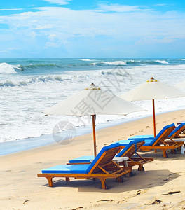 巴利岛海滩上的空甲板椅子图片