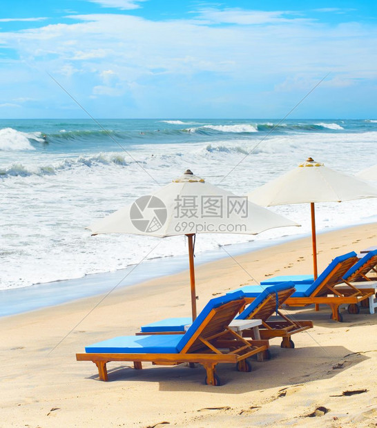 巴利岛海滩上的空甲板椅子图片