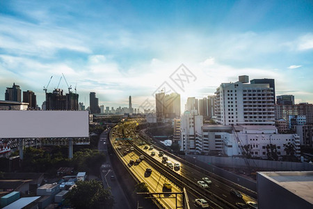 日光闪耀和白色大广告牌的Bangko市图片