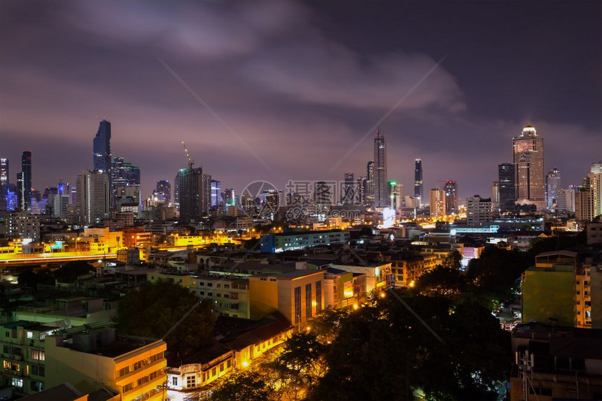城市景色和现代建筑城市和交通在黄昏夜空图片
