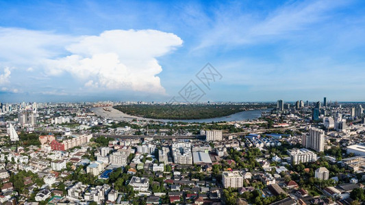 将城市和大蓝云天的现代建筑业务视为城市和大蓝云层的现代建筑业务将公路和河流运输作为全景背图片