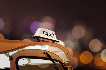 在街上和夜生活中的bokeh街和上的出租车图片