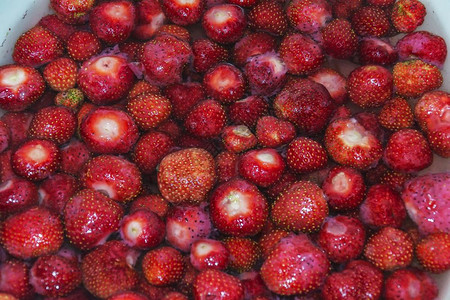 水中的红草莓背景图片