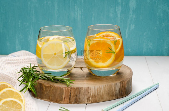 以橙子柠檬和迷迭香叶补充夏季自制鸡尾酒图片