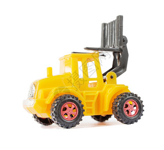 由塑料制成的黄色玩具叉车装有一辆举起的载车孤立在白色背景上侧视图图片