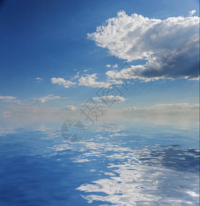 美丽的自然背景蓝色天空白云在小波浪的水面上反射蓝色天空白云和海图片
