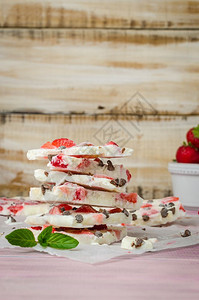 生锈木本底的自制健康冷冻草莓酸奶树皮图片