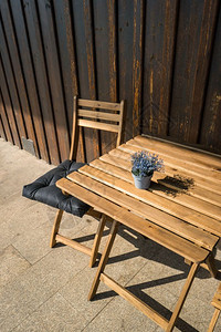 街道咖啡厅的露台和空桌椅花瓶图片