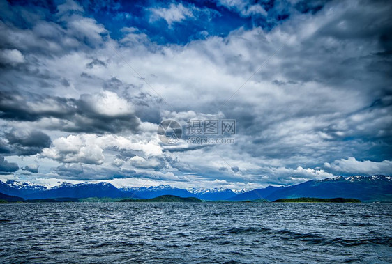 阿拉斯加水景和山丘靠近最喜爱的海峡和阿拉斯卡湖图片