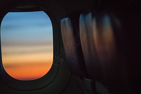 飞机窗口中的彩色日出图片