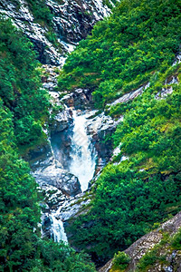 阿拉斯加水景和山丘靠近最喜爱的海峡和阿拉斯卡湖图片