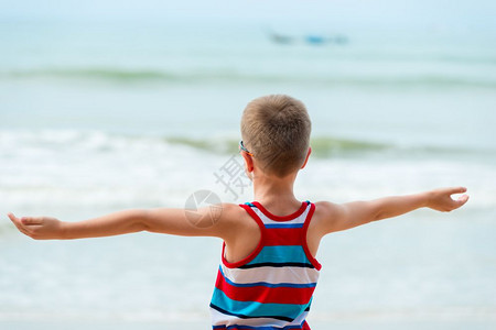 男孩在海中伸着手掌而行图片