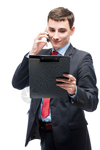 商人在文件夹里看着一个文件夹在电话上谈论白色背景图片