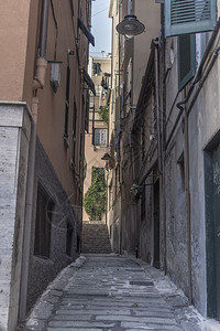 一个古老的密巷在意大利特定的古董建筑里在代城市的历史中心图片