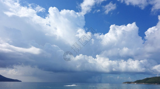 美丽的大海和蓝色雨天图片