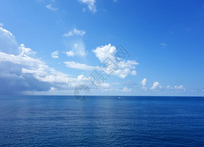 大海和蓝天空图片