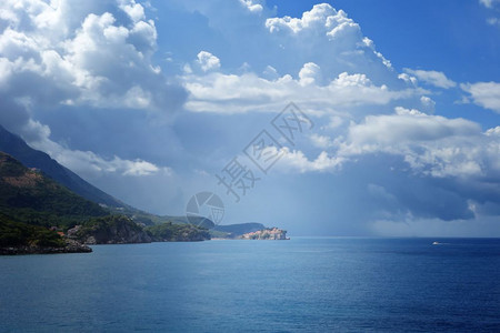 欧洲别墅美丽的雨海和Svetifan背景