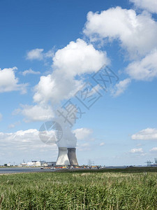 靠近的蚂蚁北面Scrade河边的核电站高清图片