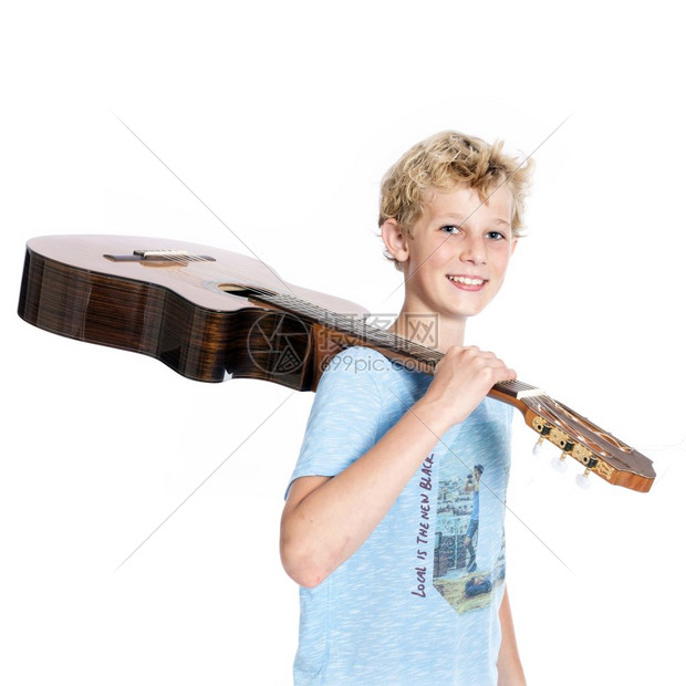 蓝的金发小男孩带着吉他在工作室白色背景图片