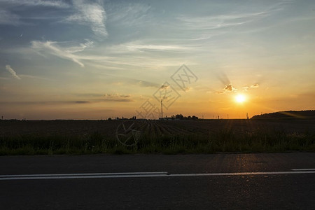夜晚的风景云中田野的日落图片