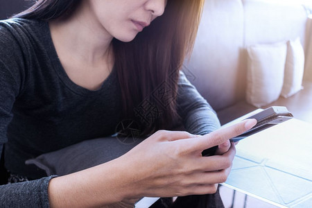 手持移动电话的妇女手持机空白屏幕用于广告短信或宣传内容在咖啡厅的手机上宣读新闻图片