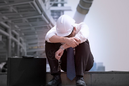 因工作商业问题概念而在工作或职业生涯中失或图片素材