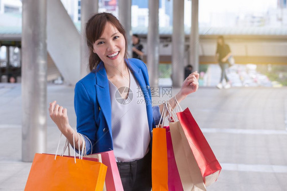 持带有购物商场背景消费主义销售和在线概念的购物袋图片