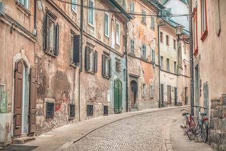 街道边有旧的破建筑却又多彩位于斯洛维尼亚首府卢布尔雅那的老城中心图片