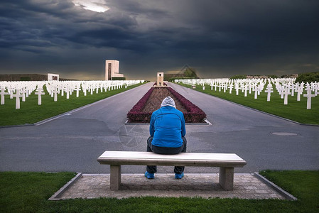 坐在长凳上的人思考着所有士兵们通过这个美国纪念图片