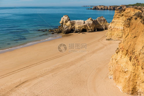 这个海滩是著名的旅游区Algarve的一部分图片