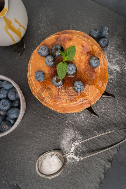 煎饼加新鲜蓝莓和焦糖浆图片