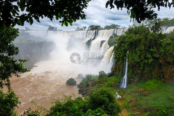 落公园热带瀑布和雨林景观图片