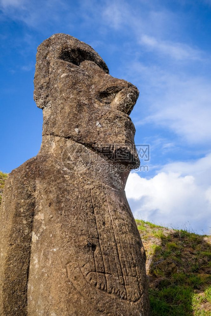 东岛Rarku火山上的Moai雕像东岛Rarku火山上的hilemoa雕像东岛Rarku火山上的moai雕像图片