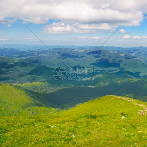 喀尔巴阡山峰和蓝天空图片