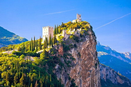 高岩观沙卡谷意大利河平原高海拔地的阿尔科城堡图片