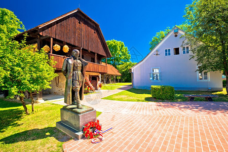 在Croati的Zgorje地区JosipBrzTit的雕像Yugoslavi在其出生的村庄前领导人JosipTto的雕像图片