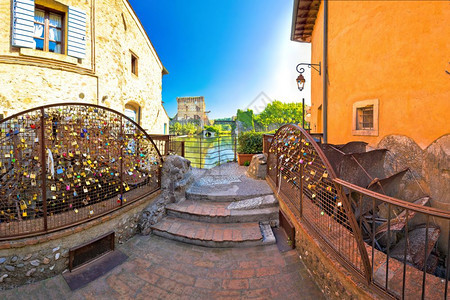 borghet村位于意大利的Vento地区水流中Mico河水运站风景图片