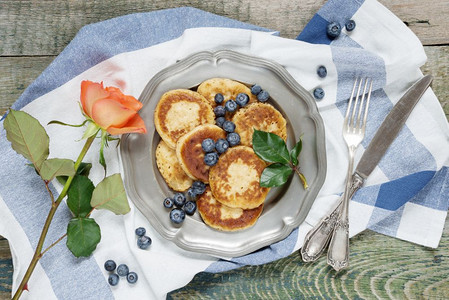 盛满蓝莓的煎饼早餐图片