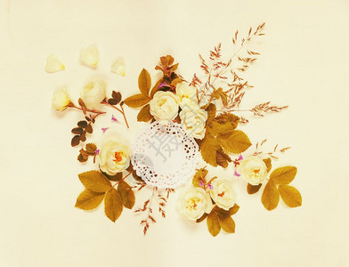 由圆白纸花树叶背景顶视图平面mocap折叠图象组成的装饰分由圆白纸露面和色野玫瑰花组成图片