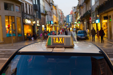 在Portugal的Port老城街上的出租车计程图片