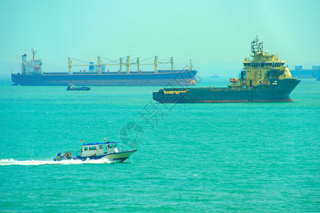 日间在沙纳波尔港的工业船舶图片