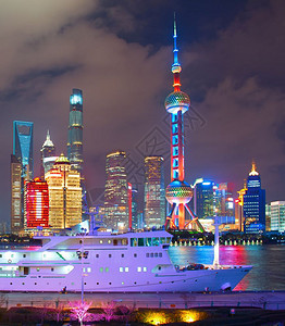 夜在市中心上海的夜景客轮在前方图片