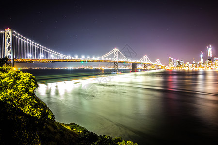 晚上在加州的奥克兰湾桥与圣弗朗西斯科的天际连线图片