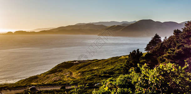 加州日落时分面包师海滩和金门湾图片