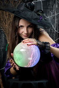 女巫用魔法球预言图片