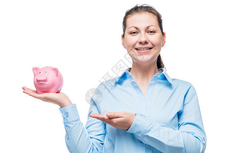 白种背景的棕榈小猪银行的年轻女商人孤立图片