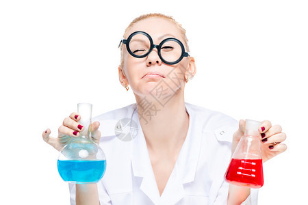 一个装着可笑眼镜的疯狂化学家带着试管在实验室进行图片