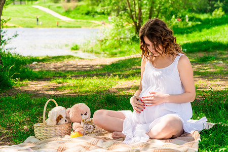 怀孕女人在公园野餐图片