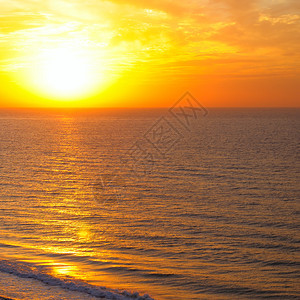 明亮的日出在海洋之上图片