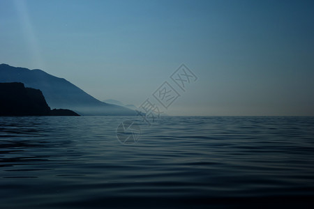 美丽的大海和蓝天空背景图片